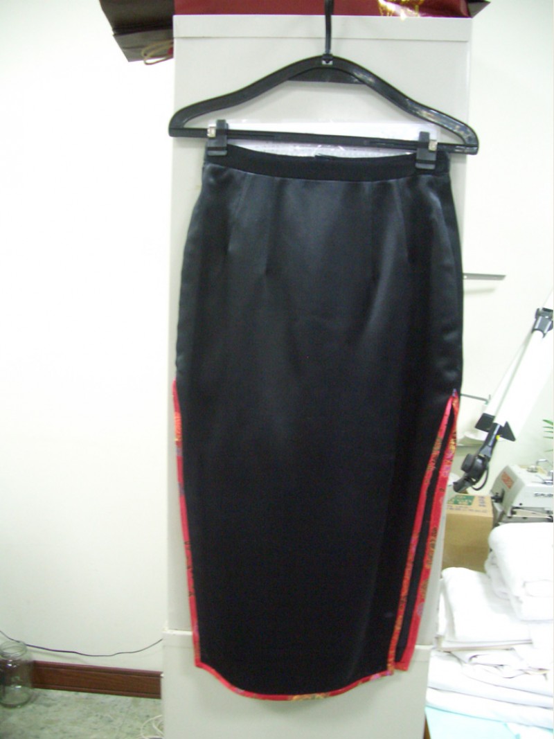 女黑色綢緞兩側開衩鑲紅緹花布長裙
